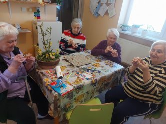 Chystanie veľkonočnej výzdoby v domčeku