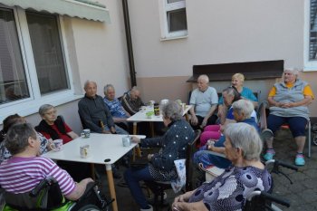 Kávičkové posedenie na dvorčeku