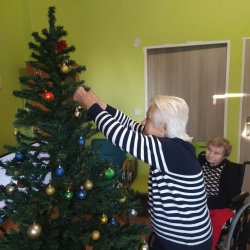 Zdobenie stromčeka v domčeku