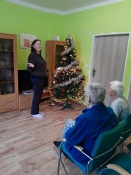 Zdobenie stromčeka v domčeku