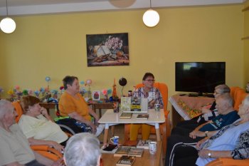 Posedenie s knihami a o knihách