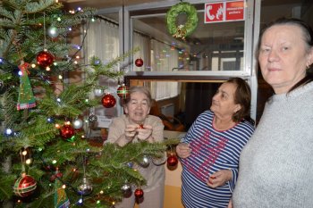 Zdobenie vianočného stromčeka