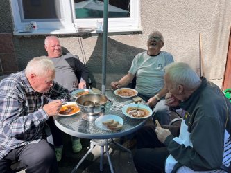 Posedenie pri guľáši v domčeku