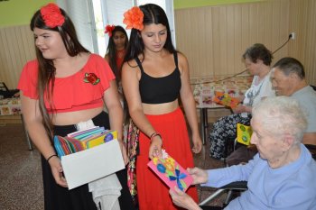 Kvetinové pozdravy pre  našich seniorov